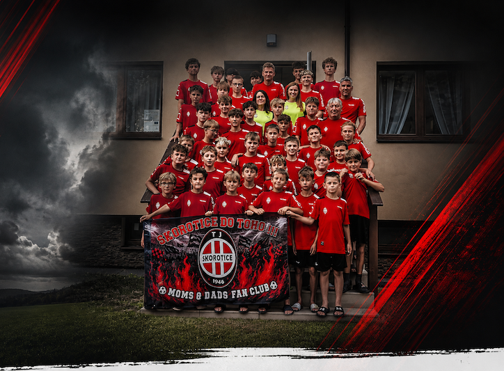 Fotbalisté TJ Skorotice při společném nástupu